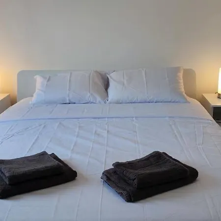 Ellas Modern Duplex Center Apartment